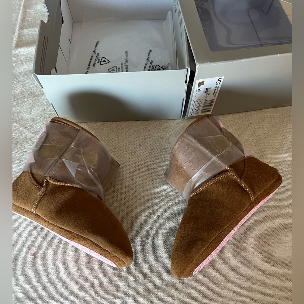 🎀Unworn, new in box Baby Girl Uggs Sz 5 Pink Bow 🎀 - Picture 3 of 8